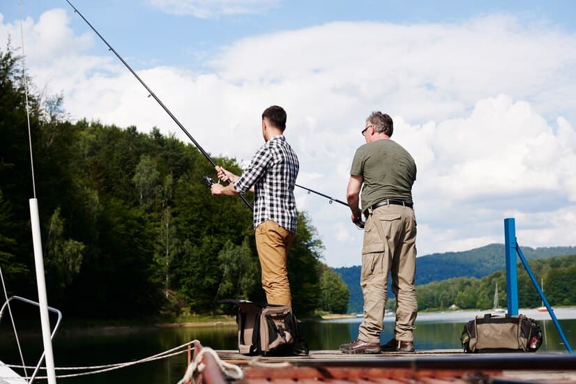Les Hommes Pêchent près de la Rivière