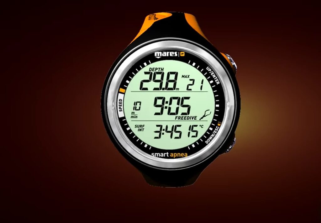 Une montre de plongée affiche la profondeur et la température de l'eau